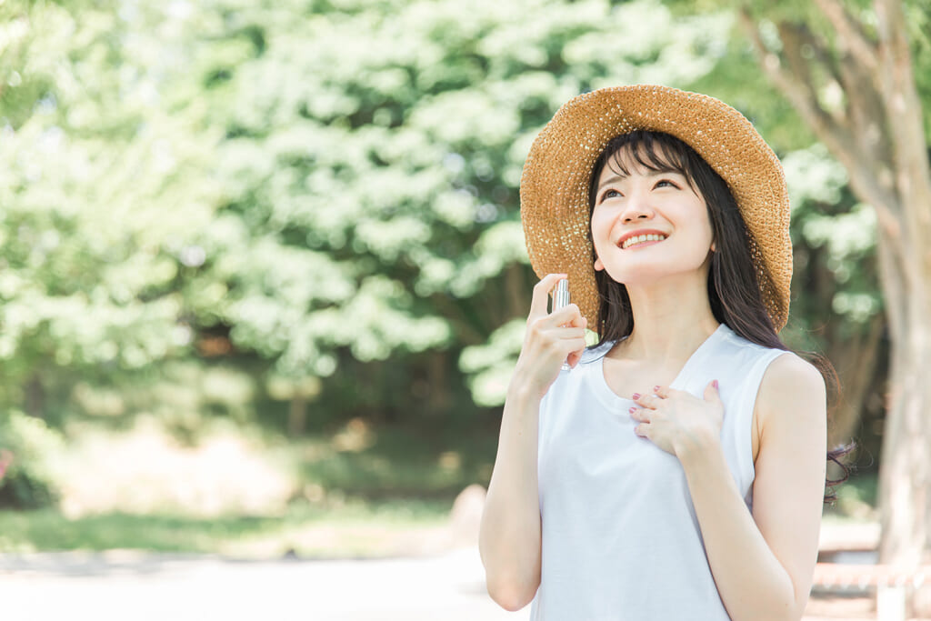 保湿する女性