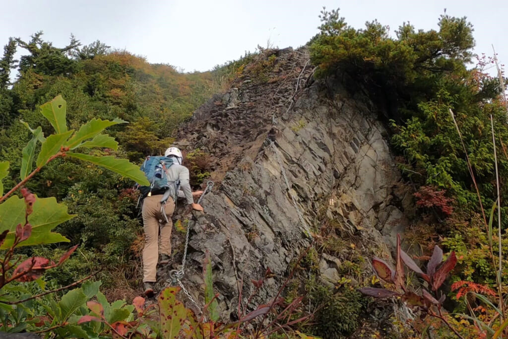 鎖場を登る登山者