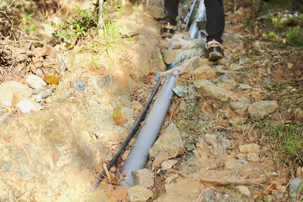 水道管が剥き出しの岩肌