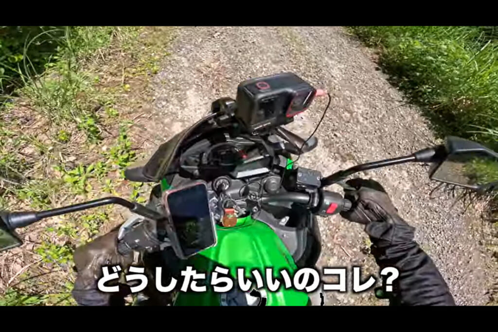 KawasakiZ250で林道ツーリングする内山エミさん