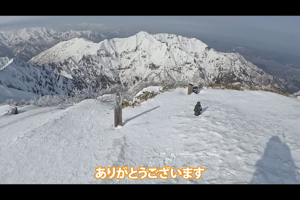 越後駒ヶ岳の山頂に到達したMARiA麻莉亜さん