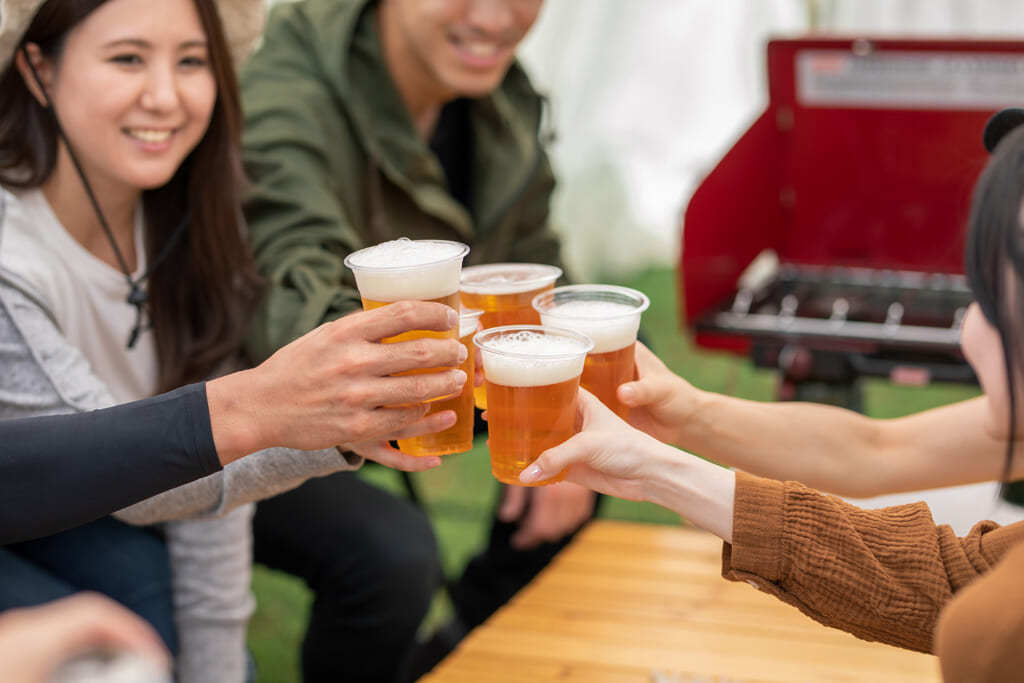 ビールで乾杯するBBQ