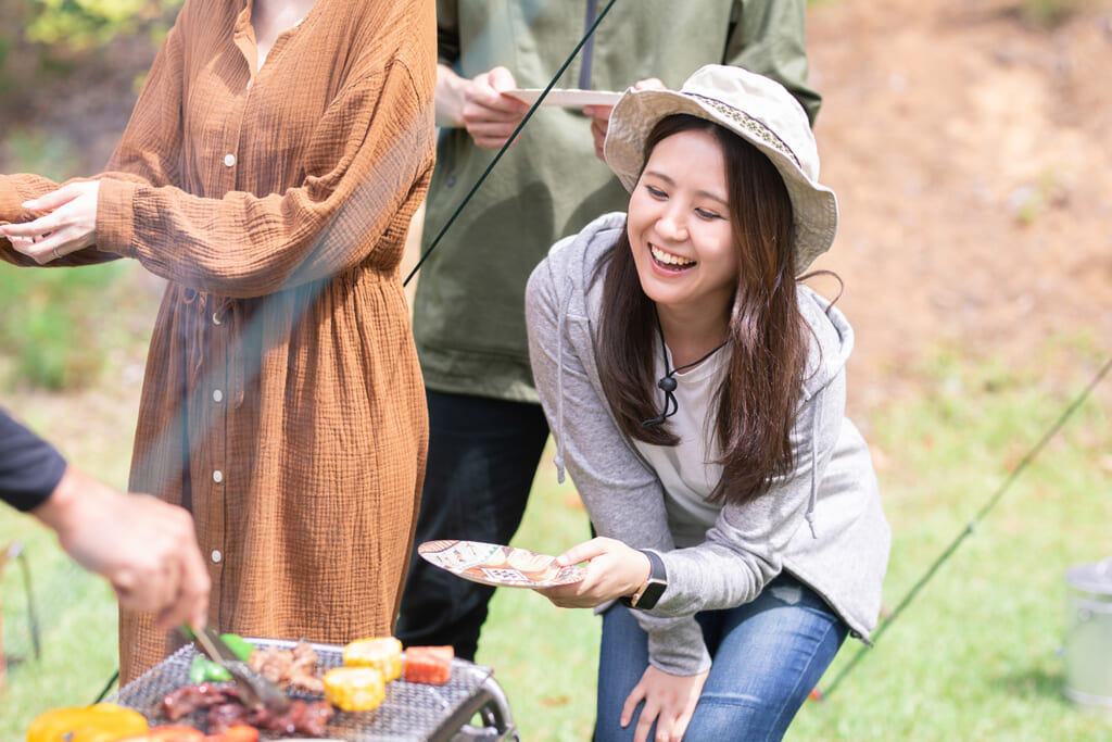 BBQを満喫する女子