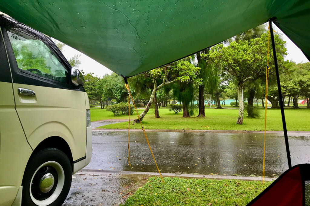 雨対策になるカーサイドタープ