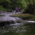 【画像】じつは日本独自の登山スタイル「沢登り」！　夏に最適なアクティビティの“必須装備”を解説 〜 画像1