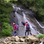 【画像】じつは日本独自の登山スタイル「沢登り」！　夏に最適なアクティビティの“必須装備”を解説 〜 画像1