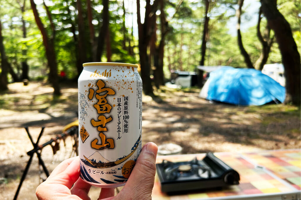 キャンプ場で飲むビール