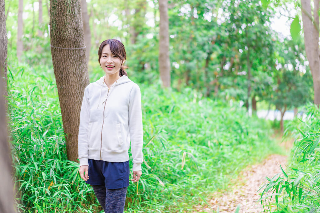 ハイキングする女性