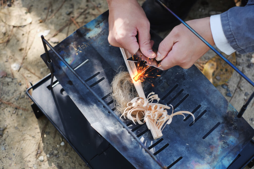 TokyoCamp 「イグナイトタワー」を使用した火起こしのイメージ