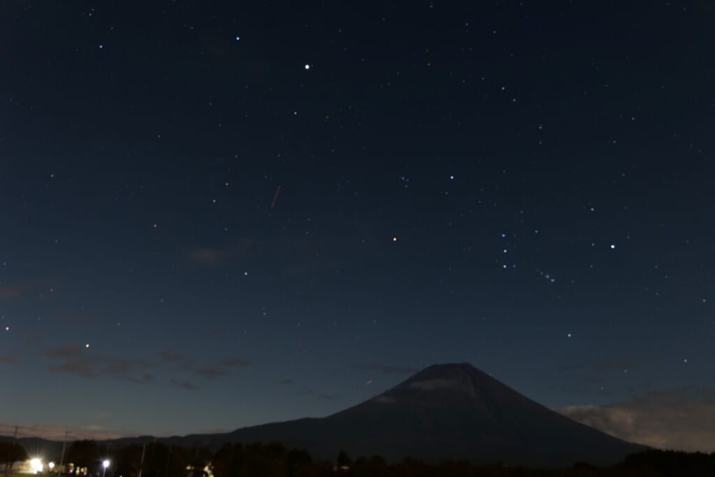 富士山を望む星空