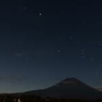 富士山を望む星空