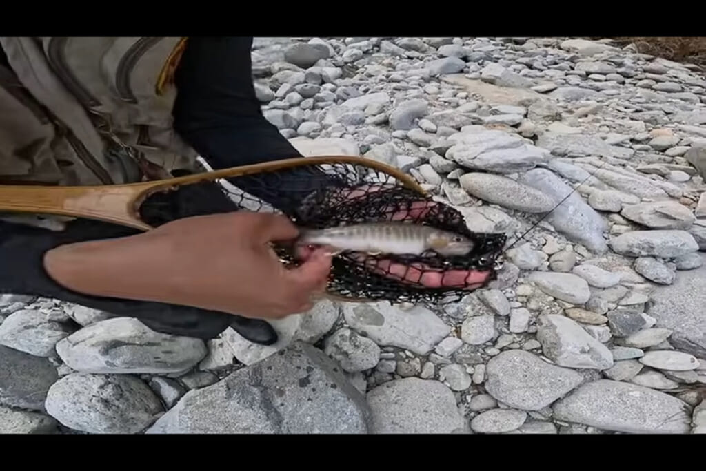 魚を釣り上げたヒデさん