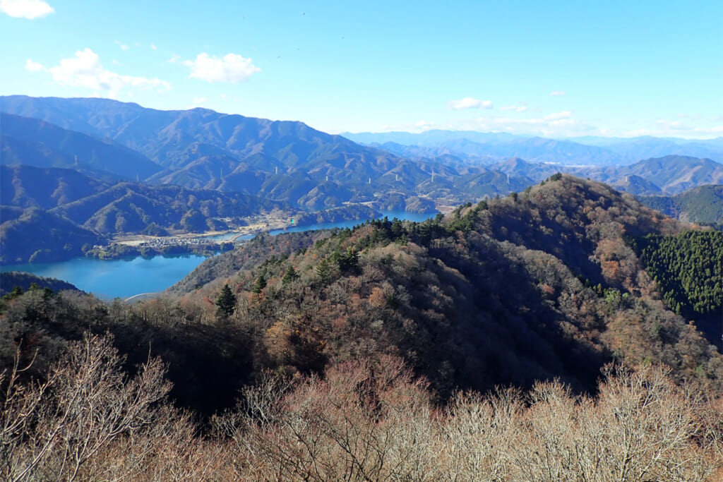 山頂から見下ろす宮ヶ瀬湖