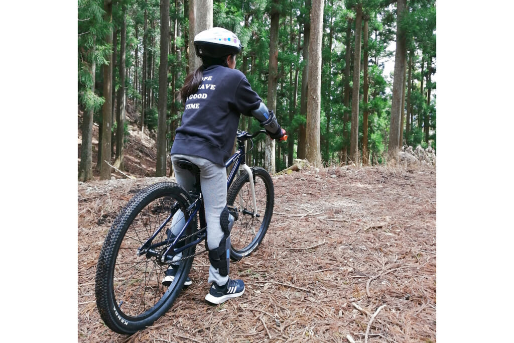 マウンテンバイクに乗る男の子