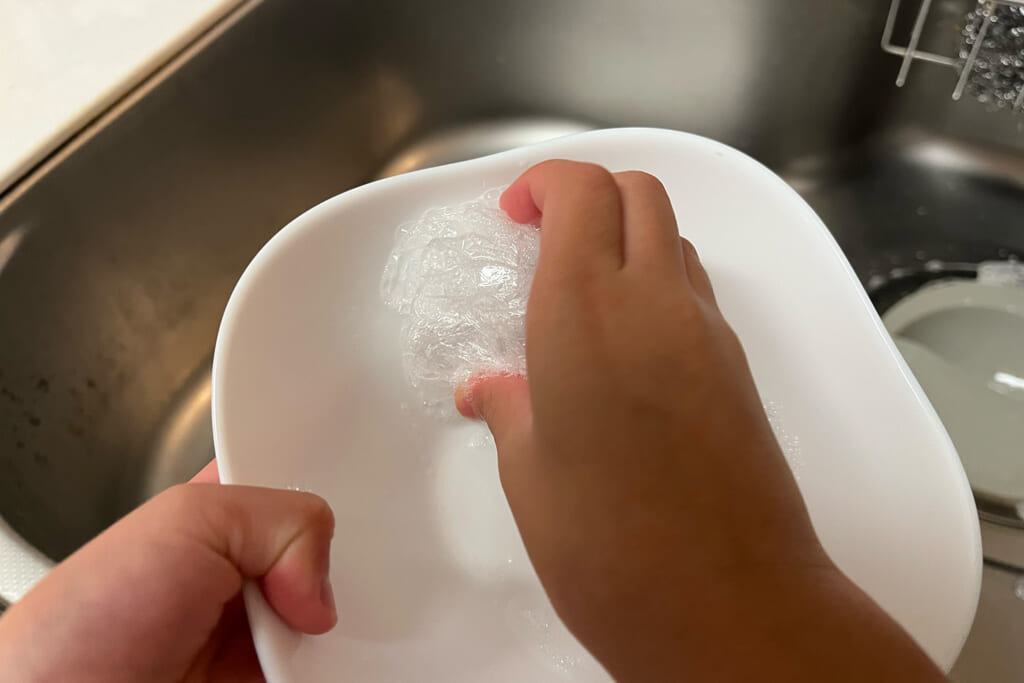 食品用ラップを代用した食器用スポンジ