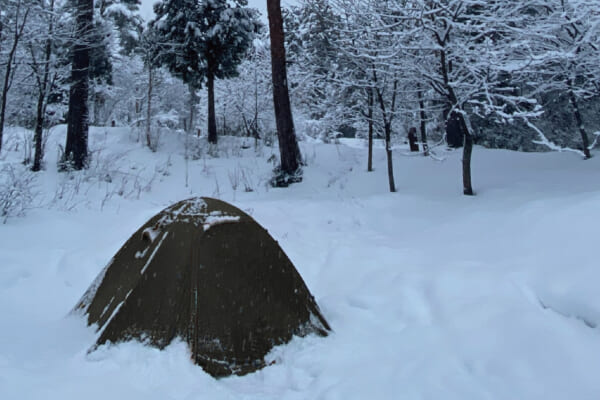 Bears Rockのハヤブサテントを雪中キャンプで使用中