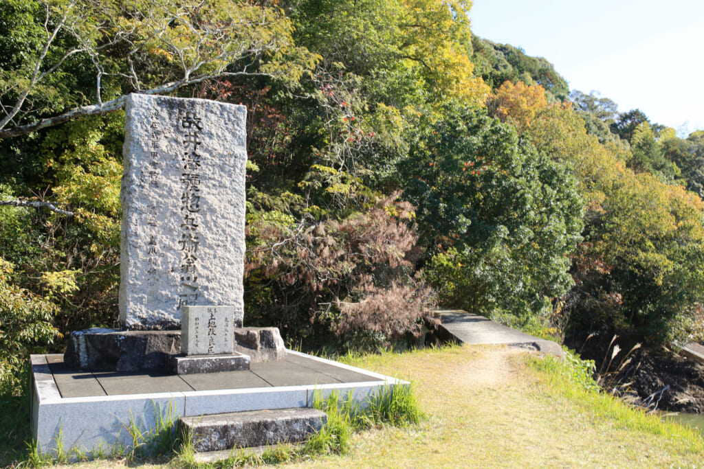 石碑と石橋