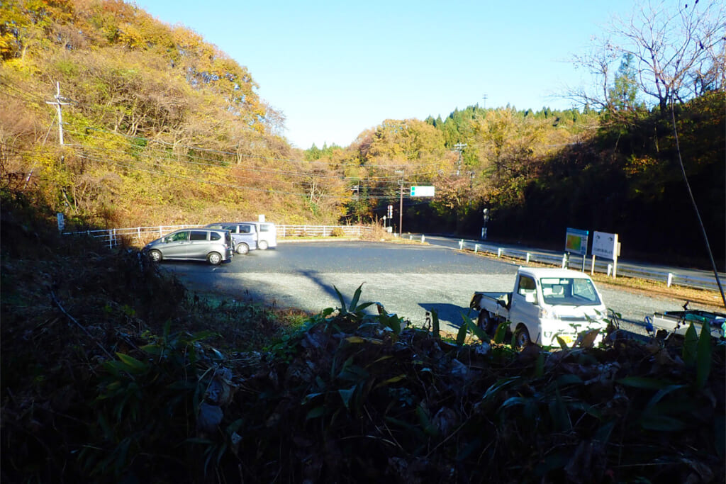 本山トンネルの入口にある向陽台駐車場