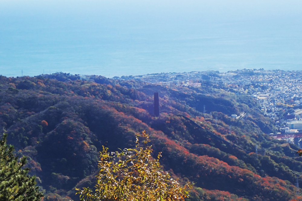 神峰山頂から見る大煙突