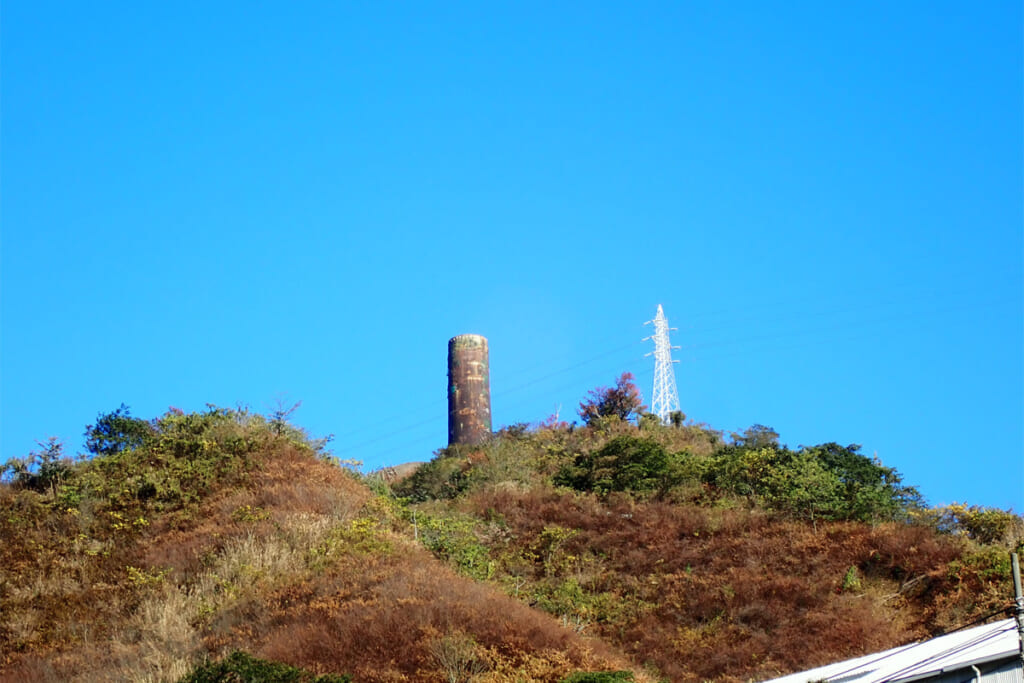 天空に屹立する煙突