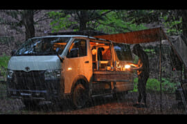 雨に降られるハイエースソロ車中泊