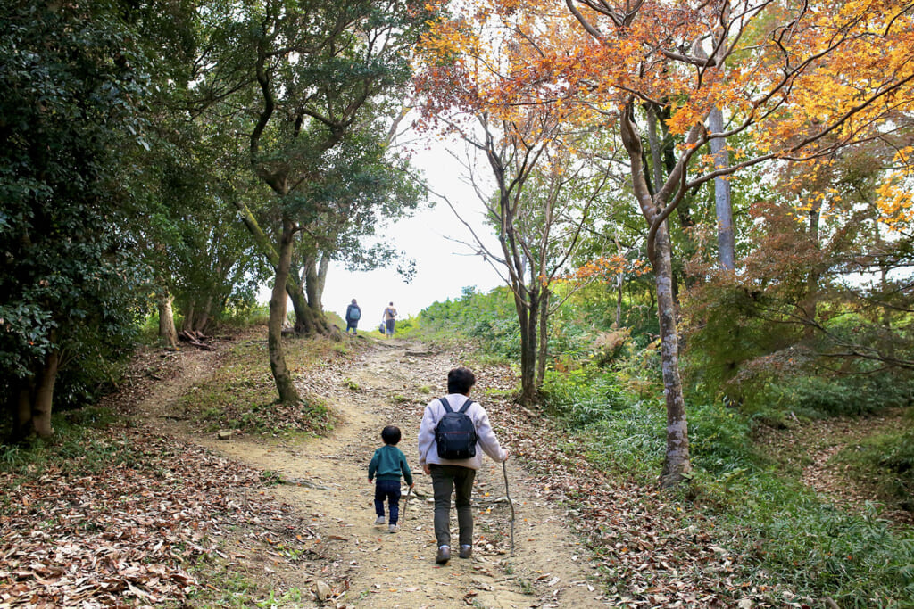 大日山35号墳に向かう2人