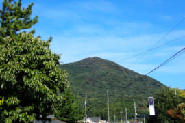 桐生の街から見上げる吾妻山