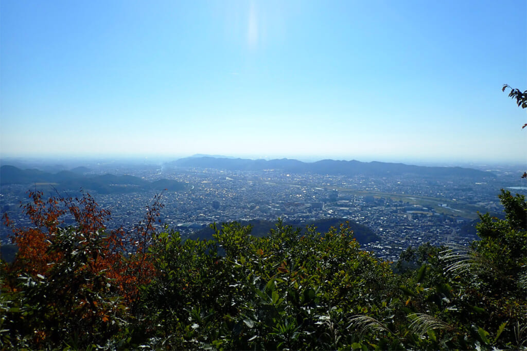 八王子丘陵と桐生の街を見下ろすパノラマ