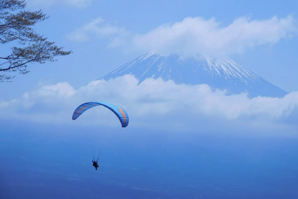 パラグライダーと富士山