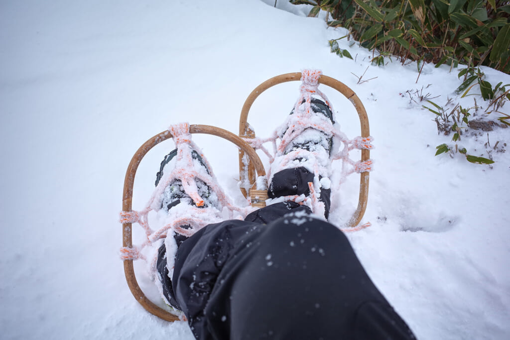 雪上を歩く輪かんじき