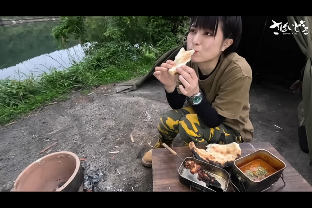 焼き上がったナンとタンドリーチキンを食べるかほなんさん