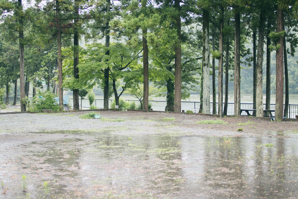 水はけの悪いキャンプサイト