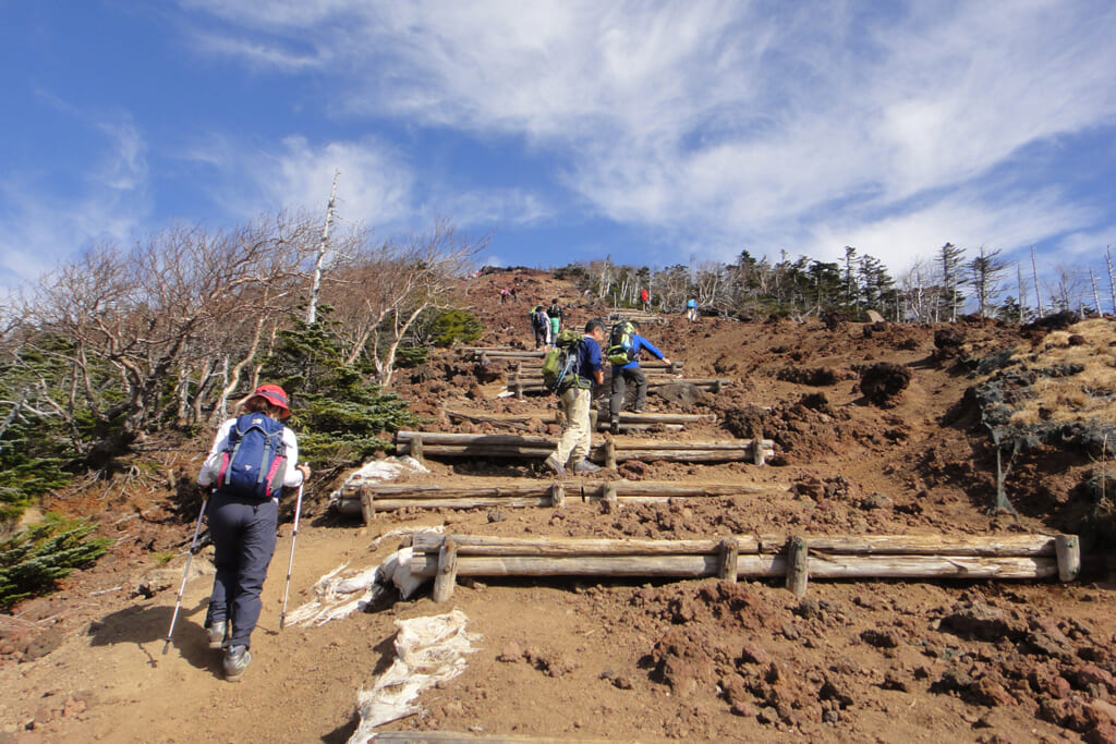 登山している人