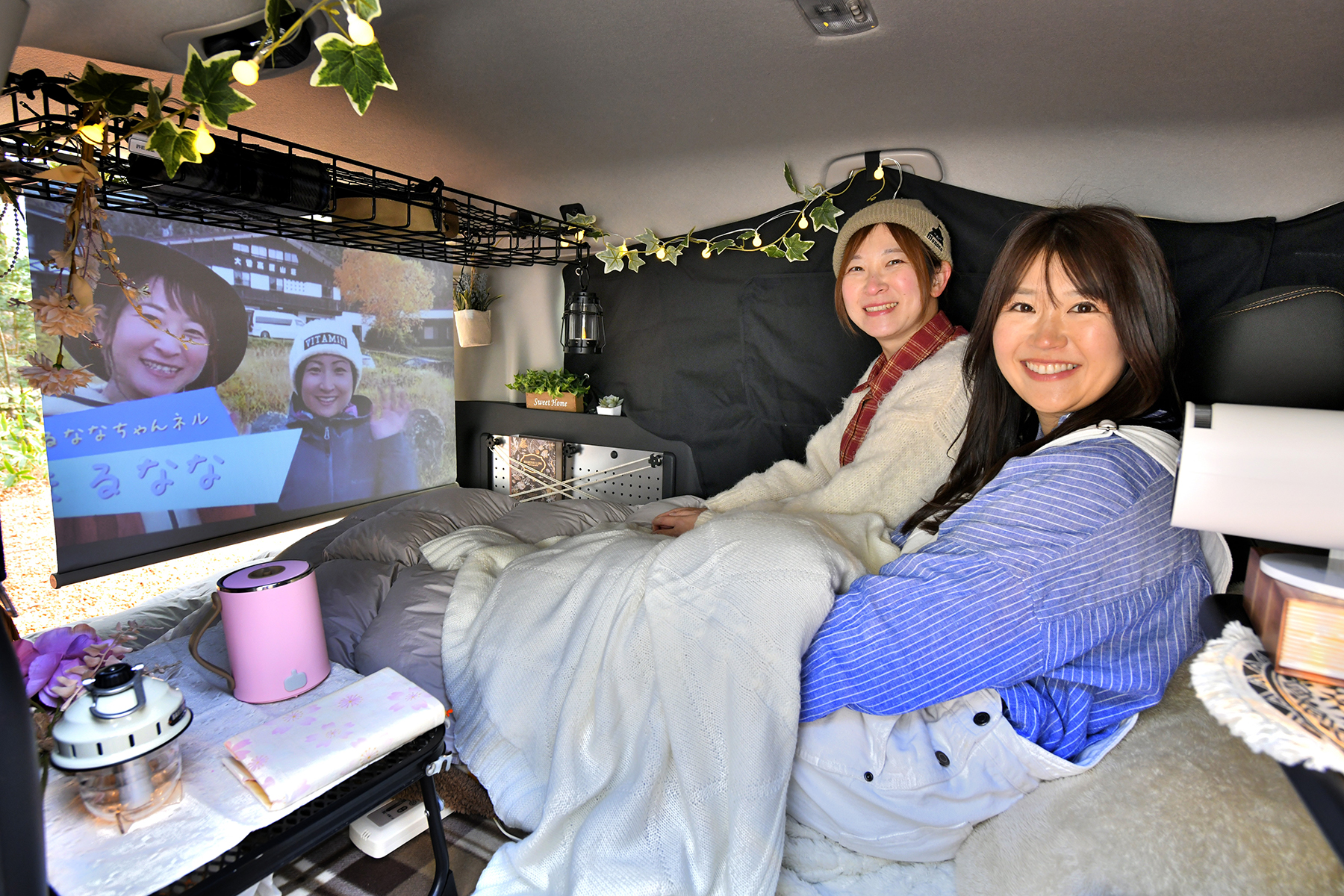 フリードクロススターの車内で動画鑑賞をしている矢田部明子氏とまるななさん