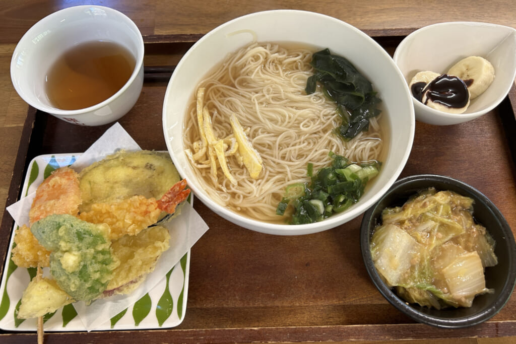 談山神社受付横にある茶屋「かたらいの杜」のにゅうめん