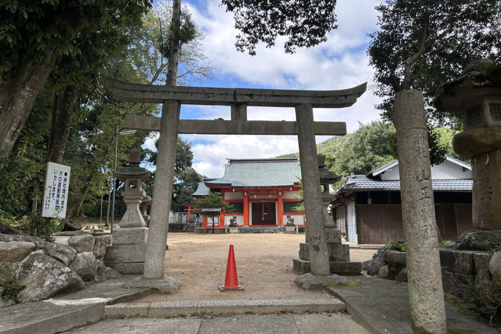 駅から少し歩くとある古社、山王神社