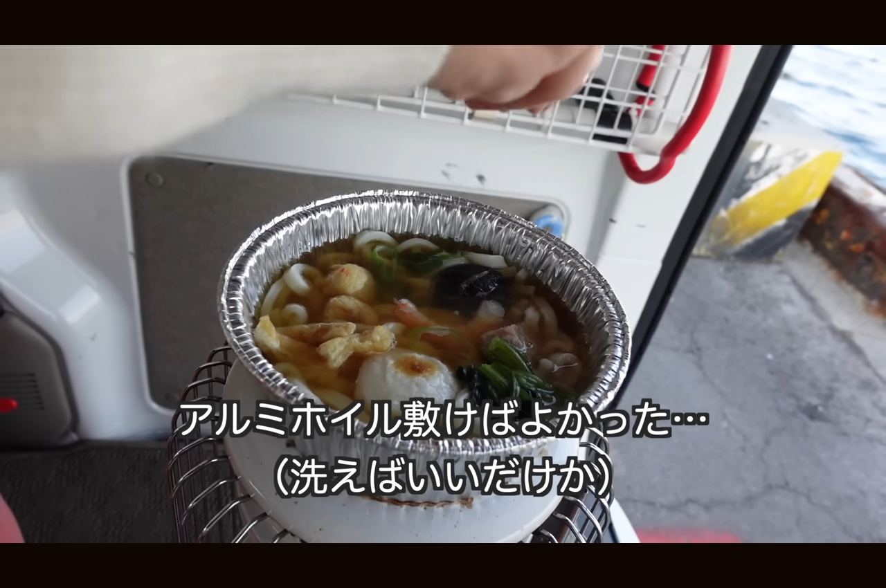 改造したレインボーストーブで鍋焼きうどんを作っているシーン