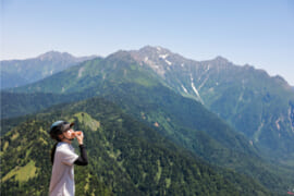 行動食を食べる女性。山に持って行くのに適した食糧はいろいろある