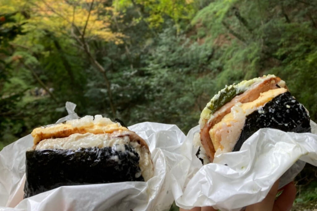 海苔でごはんと具材を巻き込んだおにぎらずも優秀な行動食