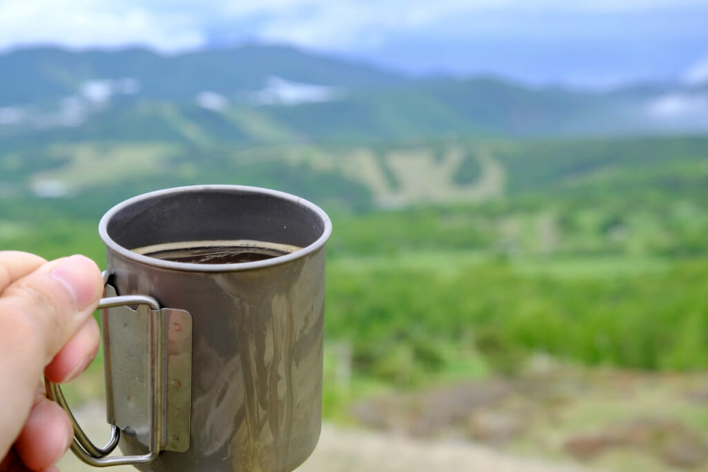 景色を眺めながら味わう温かい飲み物は格別の美味しさ