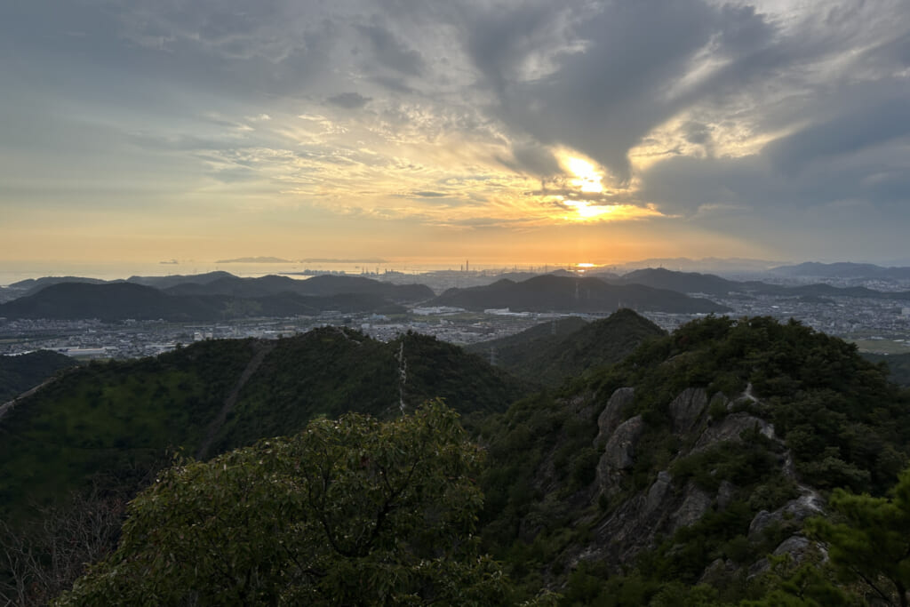 高御座山からは播磨灘に沈みゆく夕陽と夜景が楽しめる