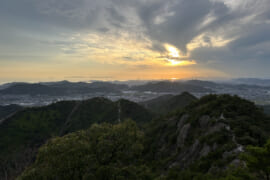 高御座山からは播磨灘に沈みゆく夕陽と夜景が楽しめる