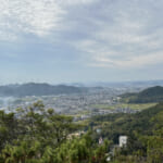 【画像】播州平野に屹立する迫力満点の岩山！　瀬戸内海を一望する高御座山でトワイライトハイキング 〜 画像1