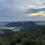 【画像】播州平野に屹立する迫力満点の岩山！　瀬戸内海を一望する高御座山でトワイライトハイキング 〜 画像1