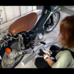 【画像】バイク女子がコスパ最強「ロッドホルダー」をDIY！　零戦風カブを釣り仕様にカスタムした見事な激変ぶりに国内外から絶賛の声 〜 画像1