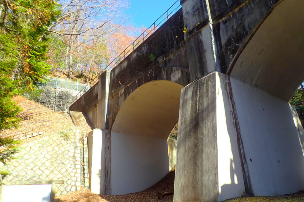 都留市の鍛冶屋坂水路橋