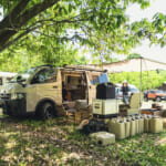 【画像】「湯船つきハイエース」で芯まで温まる！　車中泊もできるウッディな車内が超オシャレ 〜 画像1