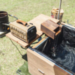 【画像】「湯船つきハイエース」で芯まで温まる！　車中泊もできるウッディな車内が超オシャレ 〜 画像1