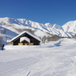 【画像】ゲレンデで「雪景色×こたつ」ってサイコー！ 　標高1200mの北尾根高原に「八方こたつカフェ」オープン 〜 画像1